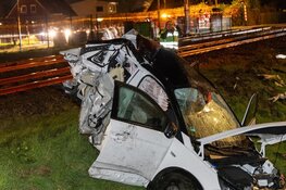 Auto door trein aangereden bij Limmen, inzittenden komen met schrik vrij