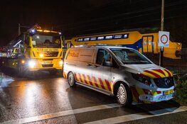 Auto door trein aangereden bij Limmen, inzittenden komen met schrik vrij