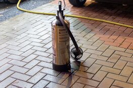 Beginnende autobrand aan Rijksweg in Limmen