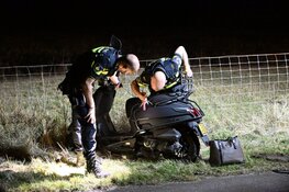 Botsing tussen scooters op fietspad in Bakkum