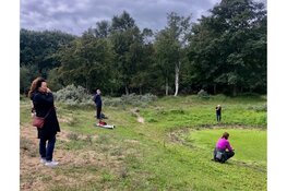 Lichtvoetig door het bos op 26 juni Kijk, ruik, luister en voel de duinnatuur