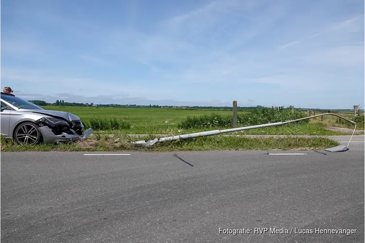 Beschonken bestuurder rijdt lantaarnpaal uit de grond aan Staringerweg in Akersloot
