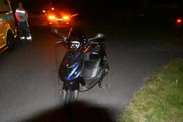Automobilist rijdt door na aanrijding met scooter