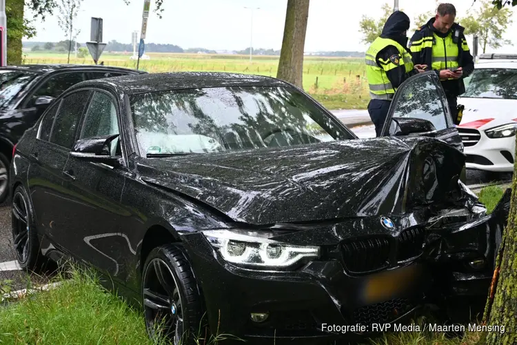 Automobilist verliest macht over het stuur en komt tegen boom terecht in Castricum