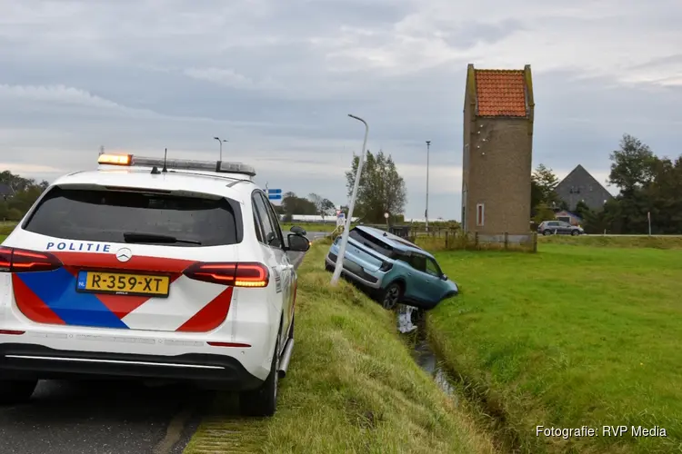 Auto ramt lantaarnpaal en belandt boven sloot in de greppel