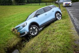 Auto ramt lantaarnpaal en belandt boven sloot in de greppel