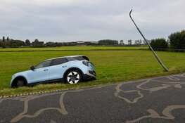 Auto ramt lantaarnpaal en belandt boven sloot in de greppel