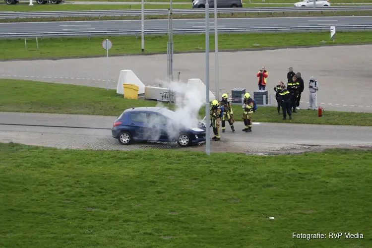 Brandweer blust autobrand op afrit naar tankstation Uitgeest