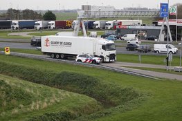 Brandweer blust autobrand op afrit naar tankstation Uitgeest