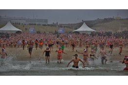 De gezelligste Nieuwjaarsduik in Egmond aan Zee