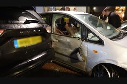 Automobilist rijdt door afzetting in Castricum en botst op meerdere auto's