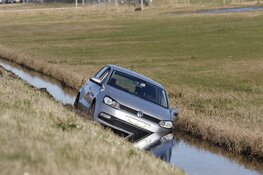 Auto te water langs N203, bestuurster gewond