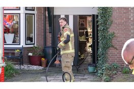 Veel rook bij woningbrand in Castricum, bewoner in de ambulance