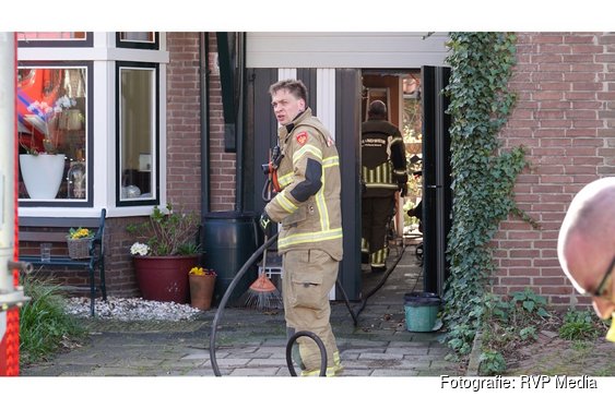 Veel rook bij woningbrand in Castricum, bewoner in de ambulance