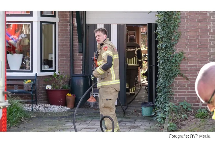 Veel rook bij woningbrand in Castricum, bewoner in de ambulance