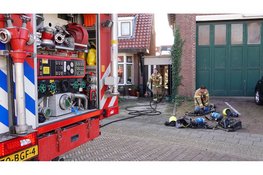 Veel rook bij woningbrand in Castricum, bewoner in de ambulance