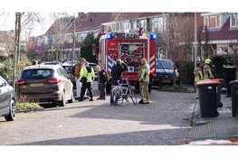 Veel rook bij woningbrand in Castricum, bewoner in de ambulance