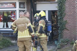 Veel rook bij woningbrand in Castricum, bewoner in de ambulance