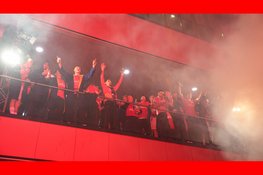 Duizenden supporters wachten spelersbus AZ op na bekerwinst