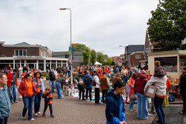 Oranjeplezier op de Bakkummerstraat: feest voor jong en oud in Castricum en Bakkum