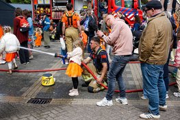 Oranjeplezier op de Bakkummerstraat: feest voor jong en oud in Castricum en Bakkum