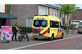 Jonge fatbiker onderuit in bocht bij spoor in Castricum