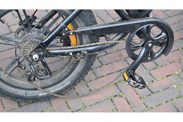 Jonge fatbiker onderuit in bocht bij spoor in Castricum