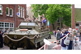 Honderd militaire voertuigen trekken door Alkmaar: bevrijding van 1945 vandaag herbeleefd