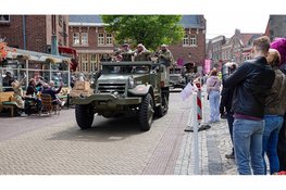 Honderd militaire voertuigen trekken door Alkmaar: bevrijding van 1945 vandaag herbeleefd