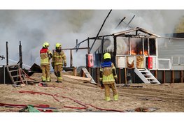 Uitslaande brand met veel rookontwikkeling op strand Egmond aan Zee