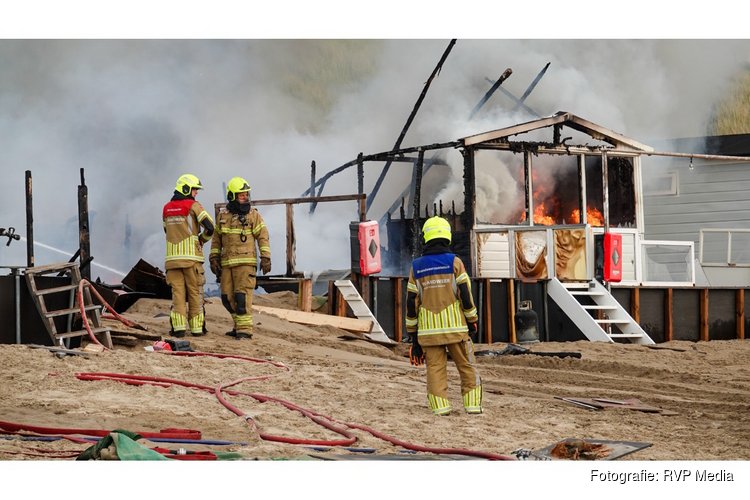 Uitslaande brand met veel rookontwikkeling op strand Egmond aan Zee