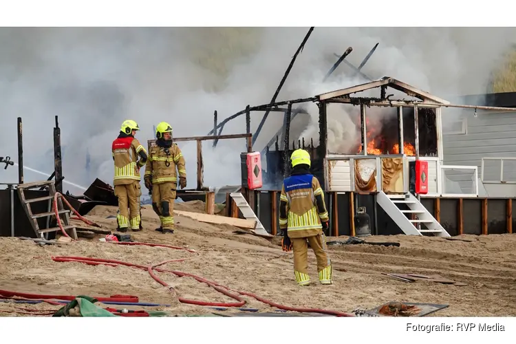 Uitslaande brand met veel rookontwikkeling op strand Egmond aan Zee