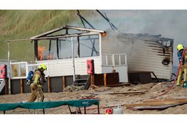 Uitslaande brand met veel rookontwikkeling op strand Egmond aan Zee