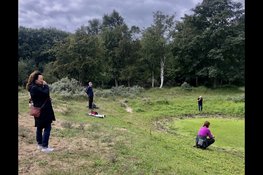 Lichtvoetig door het bos, zintuigenwandeling  Kijk, ruik, luister en voel de duinnatuur