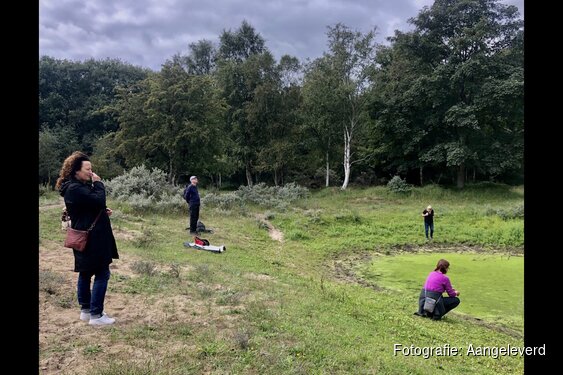 Lichtvoetig door het bos, zintuigenwandeling  Kijk, ruik, luister en voel de duinnatuur