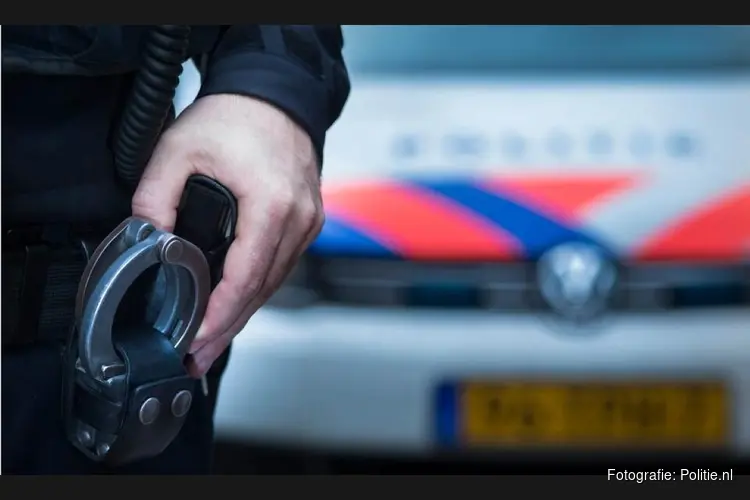 Aanhouding na inrijden met motor op agent