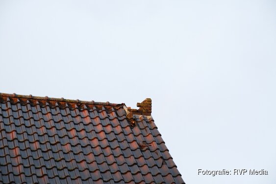Schoorsteen van huis door blikseminslag in Limmen