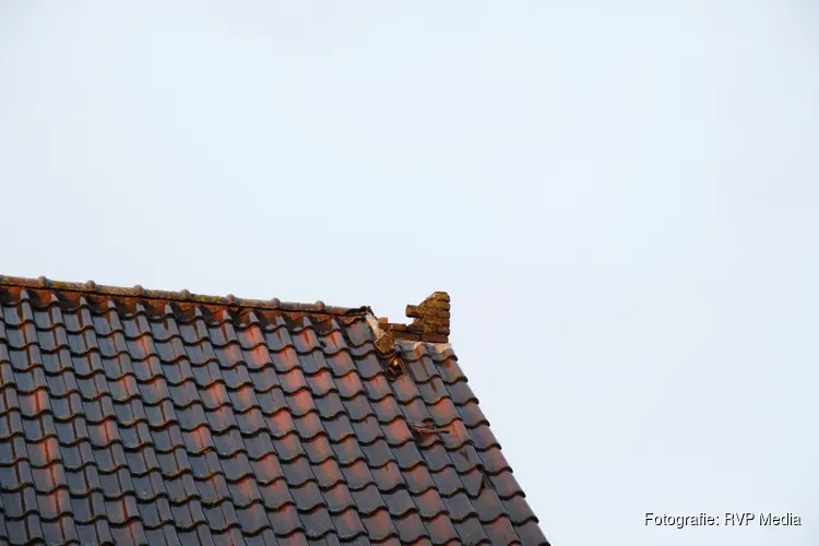 Schoorsteen van huis door blikseminslag in Limmen