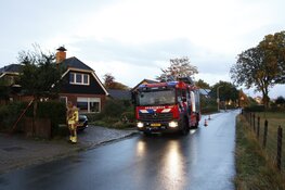 Schoorsteen van huis door blikseminslag in Limmen