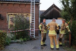 Schoorsteen van huis door blikseminslag in Limmen