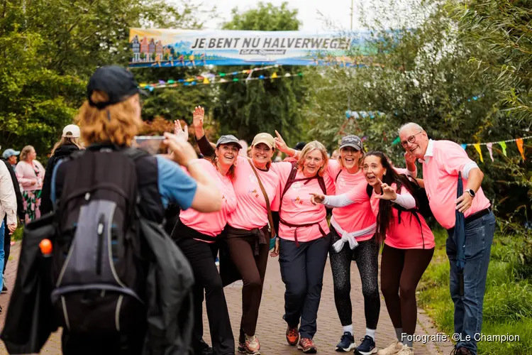Duizenden roze stappen tussen Amsterdam en Zaandam tijdens hartverwarmende 22e Dam tot Dam Wandeltocht voor Pink Ribbon
