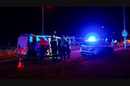 Automobilist ramt verkeersborden in Bakkum en strandt rokend bij Egmond-Binnen