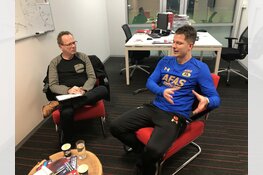 AZ-topsportbegeleider Bart Heuvingh komt spreken in de FC Castricum kantine