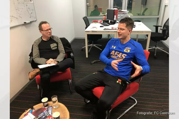AZ-topsportbegeleider Bart Heuvingh komt spreken in de FC Castricum kantine