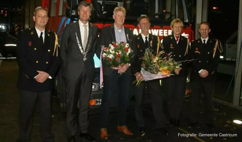Twee brandweermannen onderscheiden