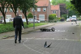 Snorscooter aangereden, brokstukken door hele straat