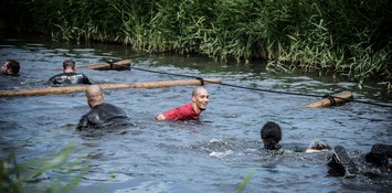 Ron Vlaar (AZ) en Nadine Broersen (WK atletiek)  bij Obstacle Run Heerhugowaard