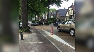 Omvergereden paaltjes weer teruggeplaatst op Stationsweg Heiloo