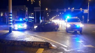 'Doorgesnoven' agressieveling bekogelt auto's en slaat automobilist in elkaar