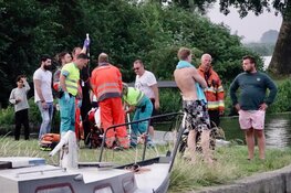 Auto te water in Uitgeest: één man gered